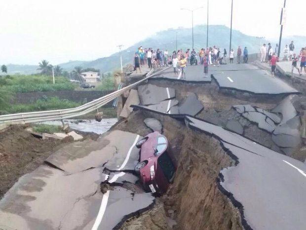 hermandadblanca_org_terremoto_ecuador_2016_carretera_destrozada-620x465